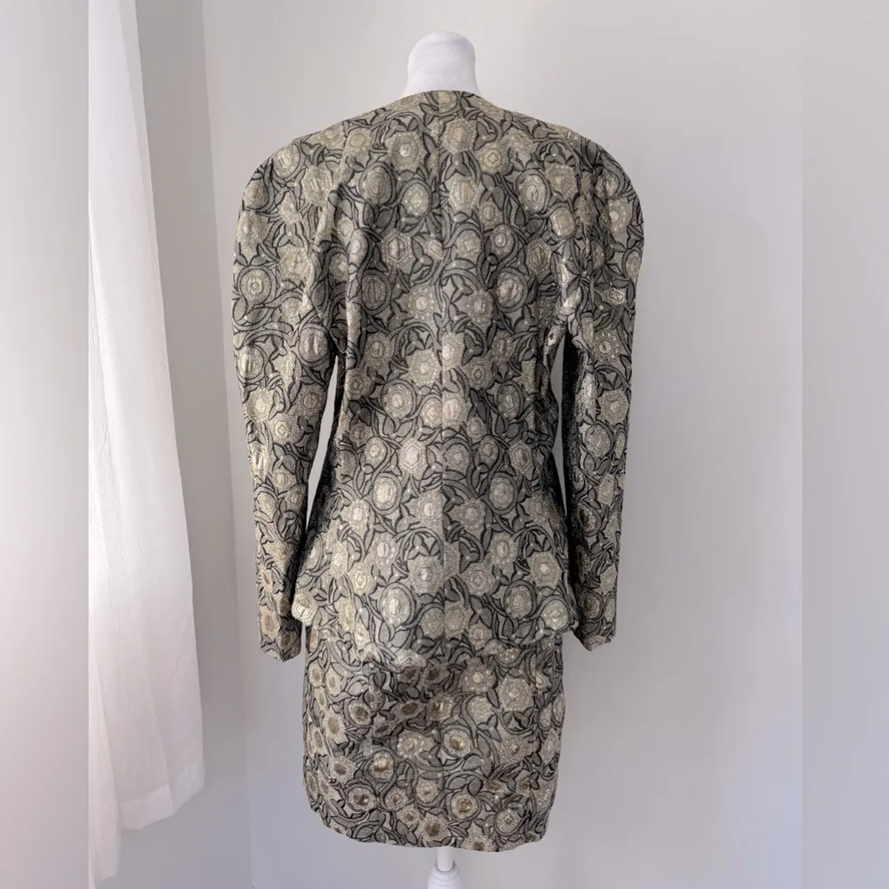 Vintage ‘80s Lilian Fell pour Prognostic Black & Gold Baroque Print Skirt Suit Size M - Image 6