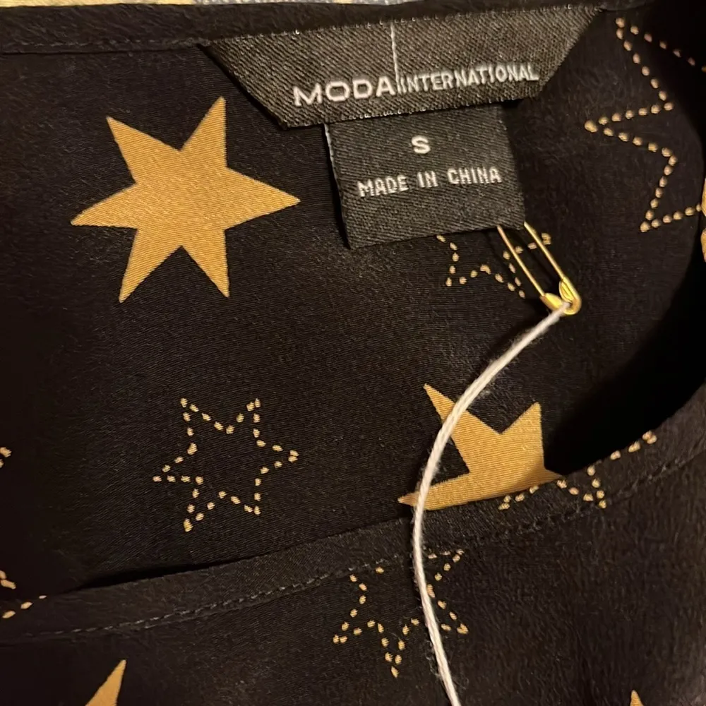 Moda international vintage silk star shell top size small Black - Image 4