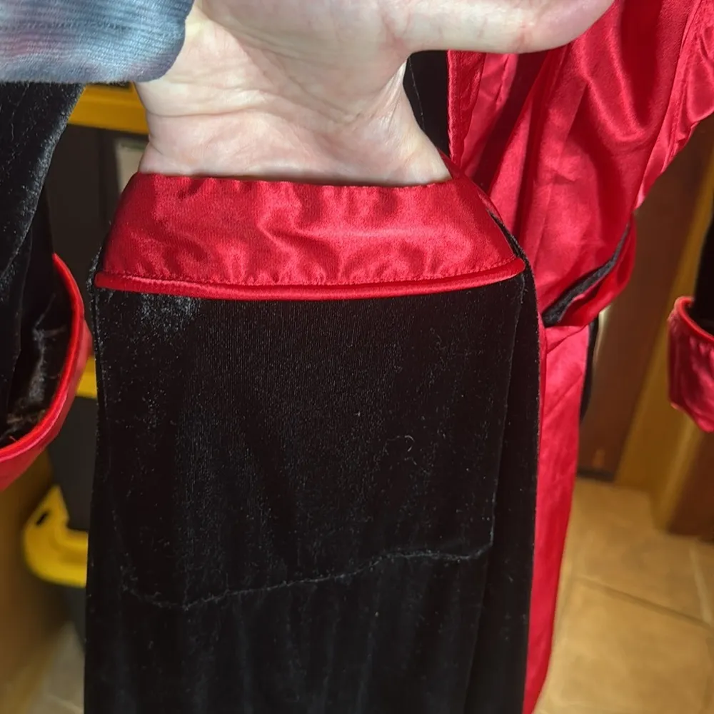 Vintage Jaclyn Smith Studio Velour Black with Red Trim Robe Size Medium Large - Image 8