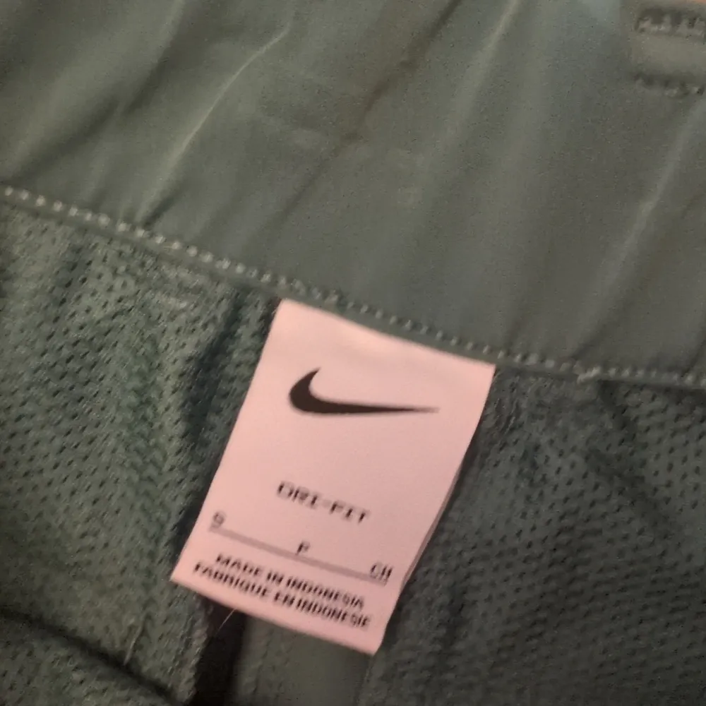 Nike green standard fit golf shorts size small - Image 3