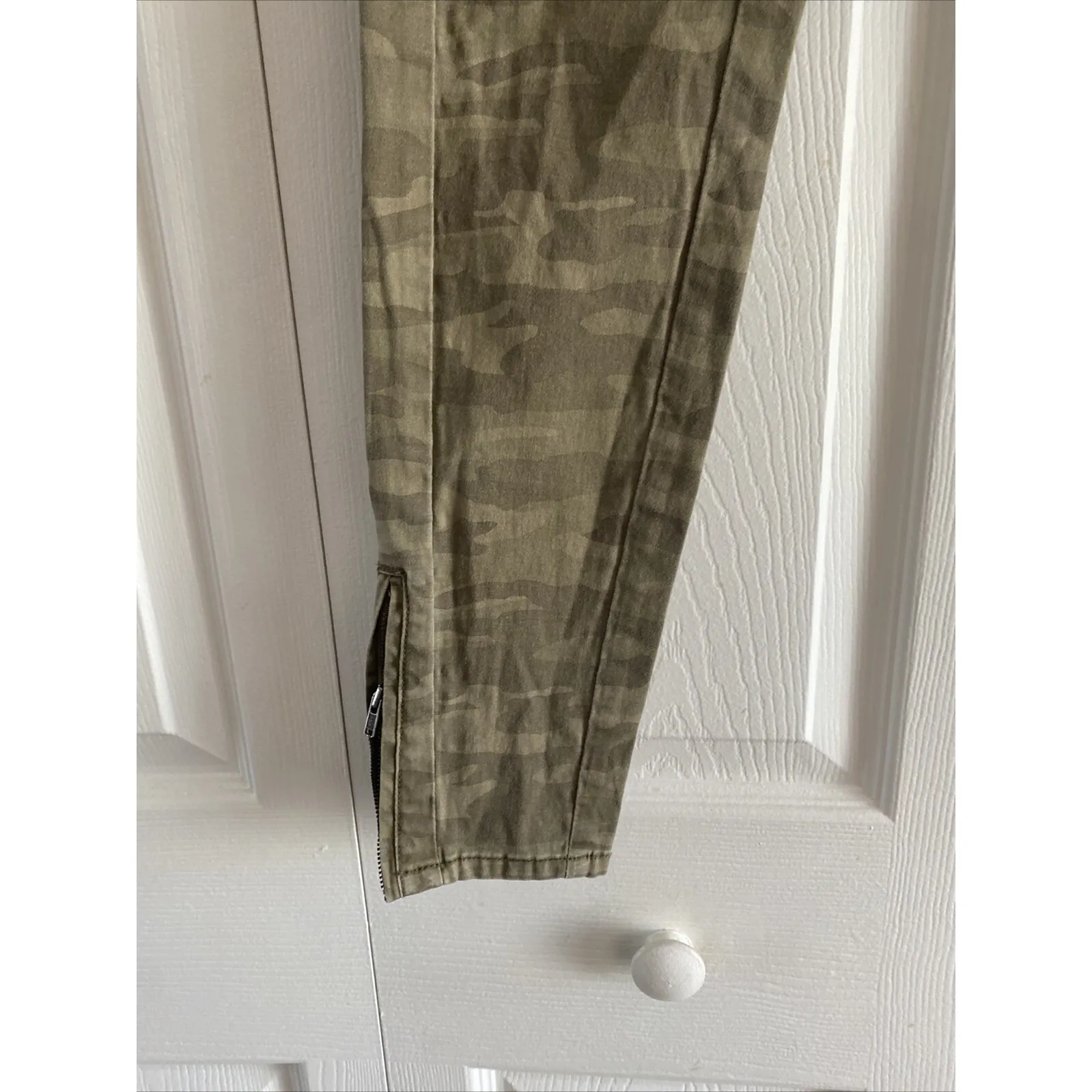 Lucky Brand Women's 2 Charlie Skinny Camo Cargo Pants 29" Inseam - Image 4
