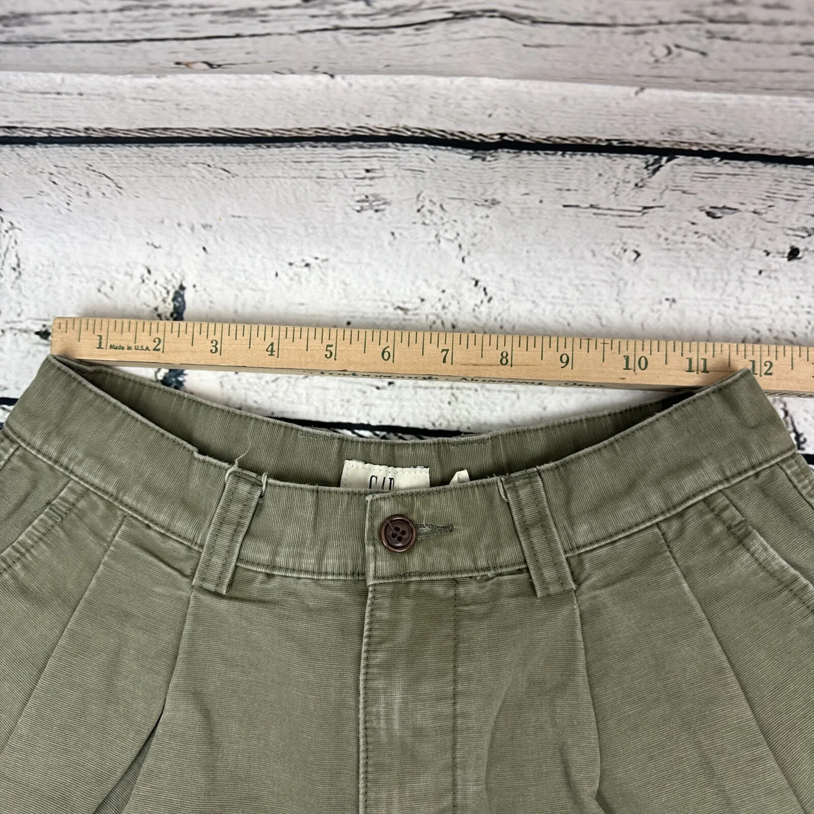 GAP Olive Green Cargo Shorts Womens [Size 28] Pleated High‎ Rise Vintage Style - Image 4