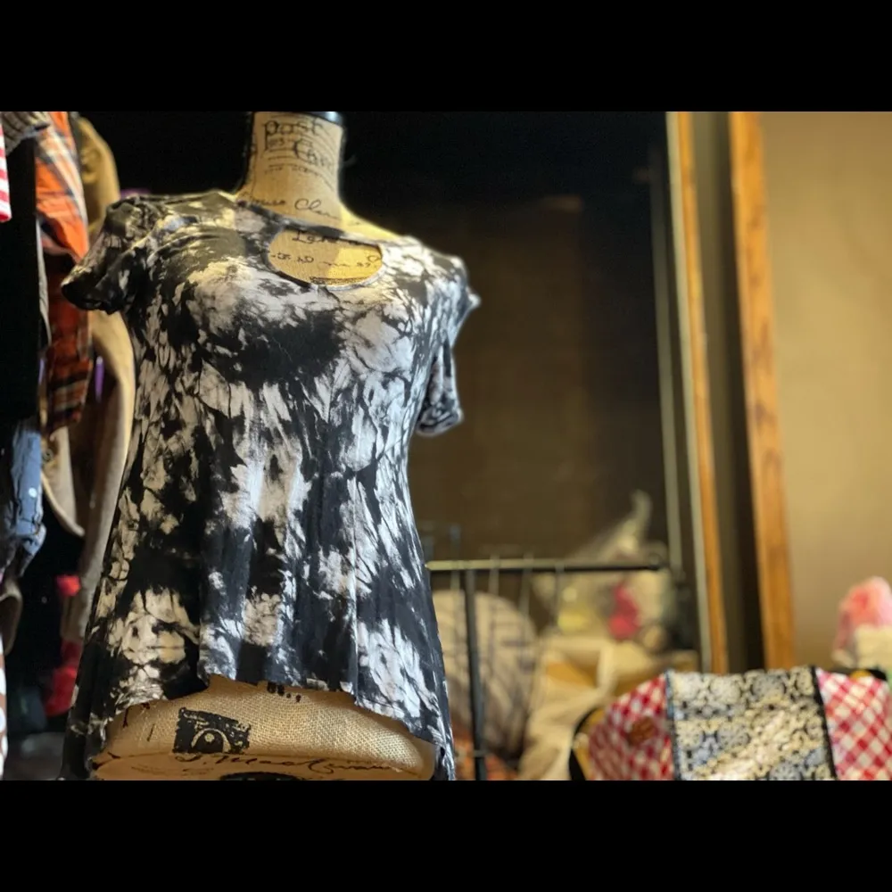 Women’s  Mudd Tie Dye fun top Black and White - Image 4