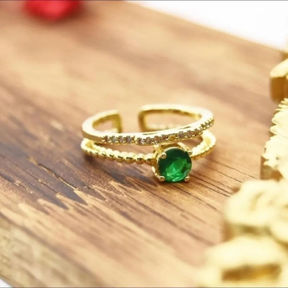 Gold Ring with Emerald Accent Size 6 - Image 2