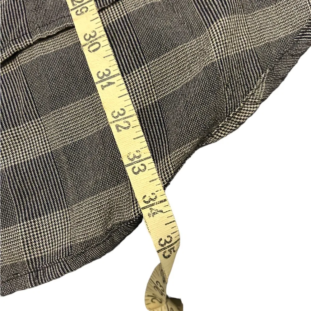 Free People Plaid Gray Top Shirt
Button down W/Pockets Oversized
Sz medium - Image 6