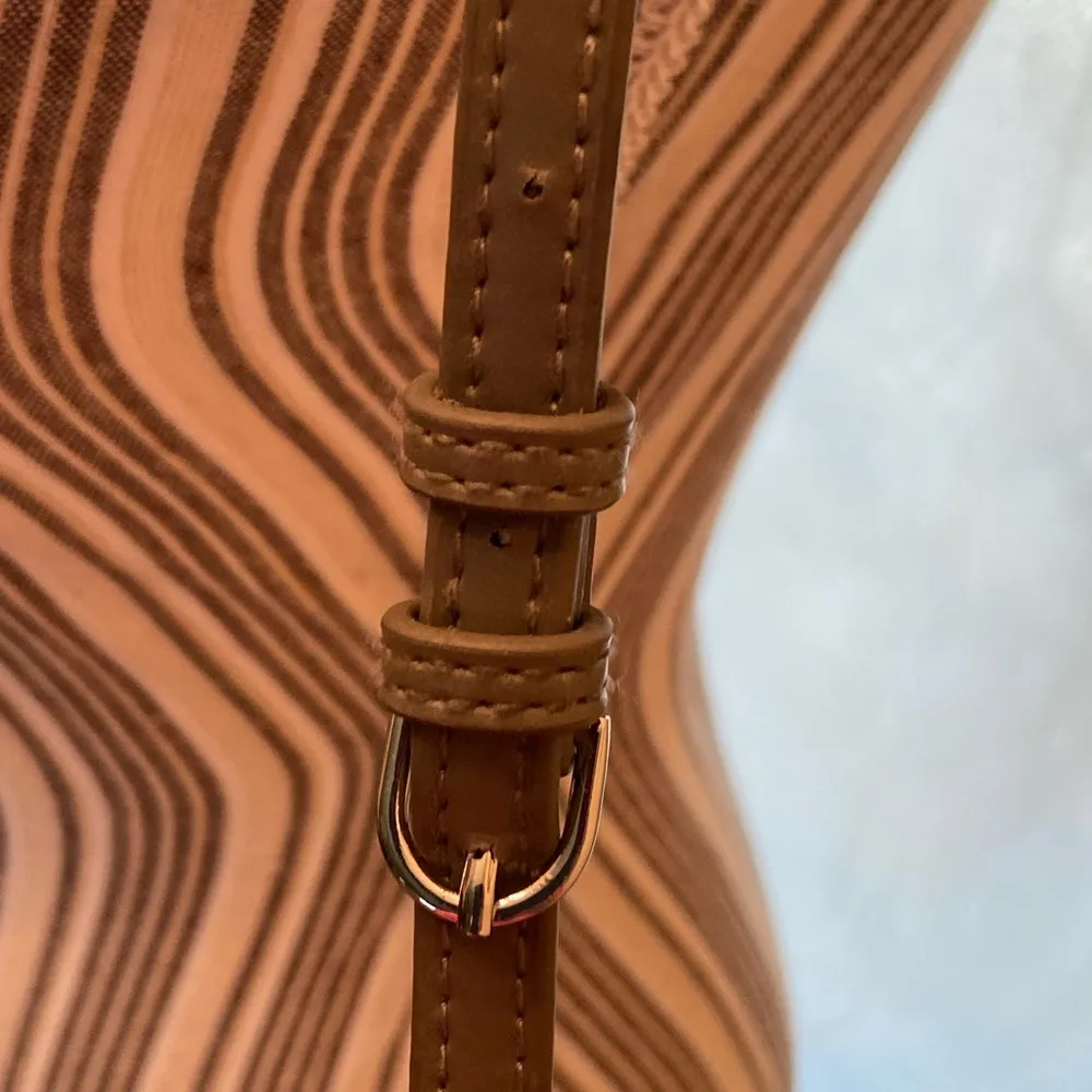 Taupe Crossbody Grey Wallet - Image 7