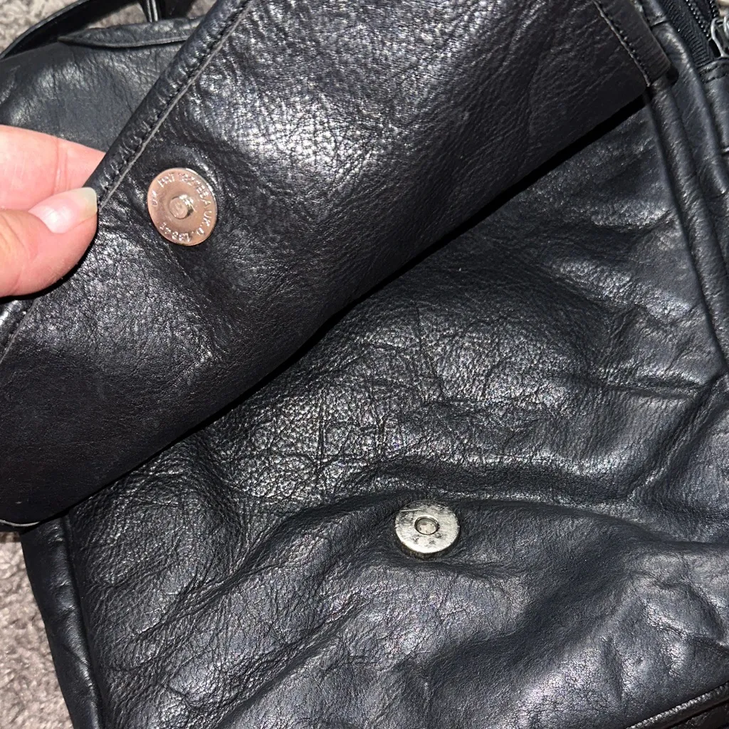 Elegant Black Leather Crossbody Bag - Image 4