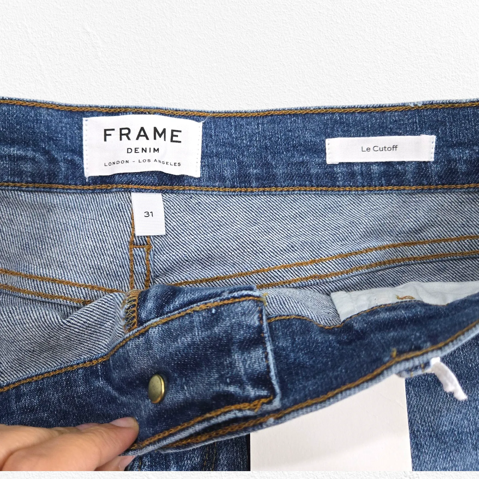 FRAME Le Cutoff Denim Shorts Bixby Wash Blue Raw Hem Mid Rise Size 31 NWT - Image 2