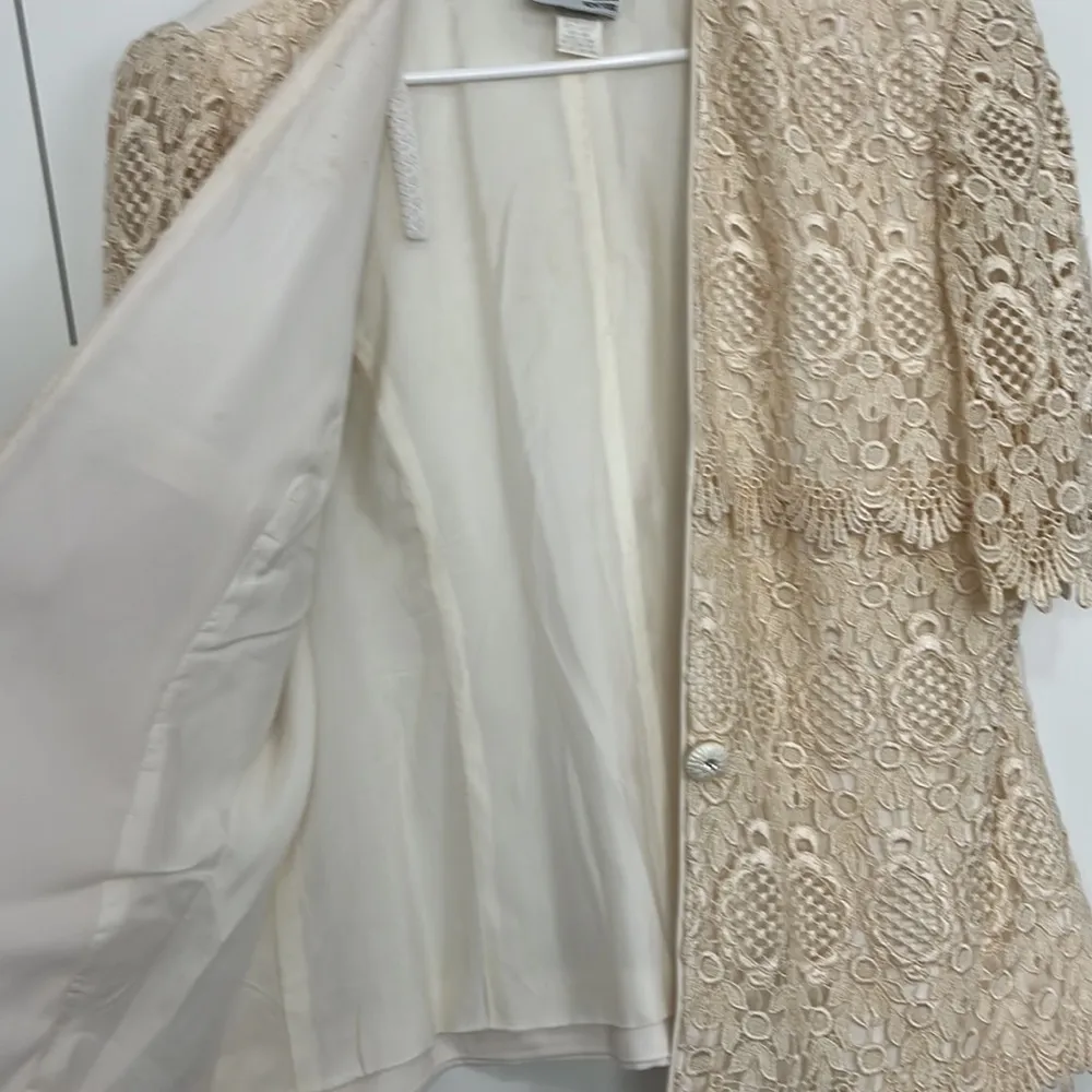 Vintage Karen Miller 80s Med Beige Cream Lace Short Sleeve Button Formal Jacket - Image 9