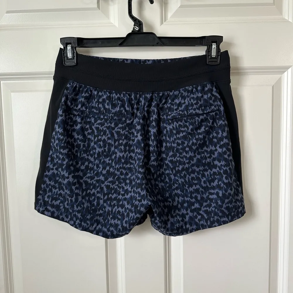 Athleta Shorts Navy Blue/Purple Brooklyn Printed Allure Sportswear Size 8 - Image 2