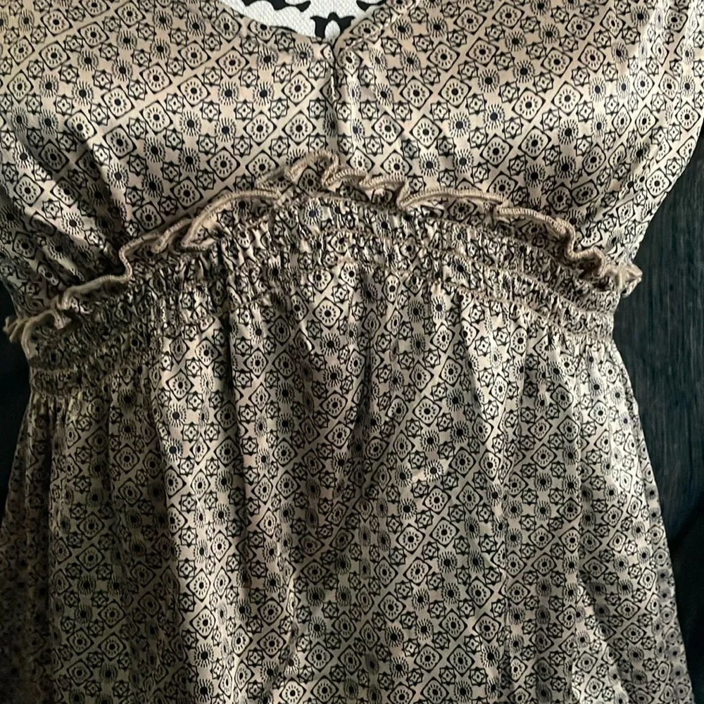 BCBGeneration Tan / Light Brown with Pattern Short Sleeve Top Size Medium - Image 2