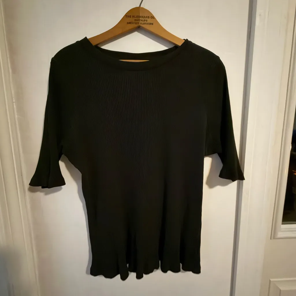 ModCloth ribbed crew neck top size 1X black. Preowned good condition. - Image 3
