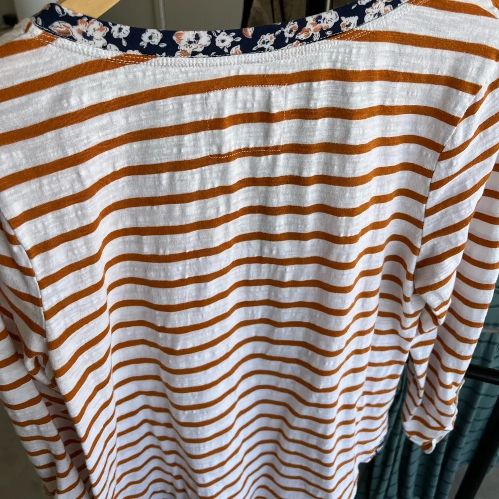 Cute fall long sleeve ruffle Henley Size L - Image 4