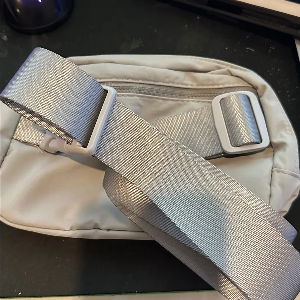 Halara  Gray Waist Bag - Image 4