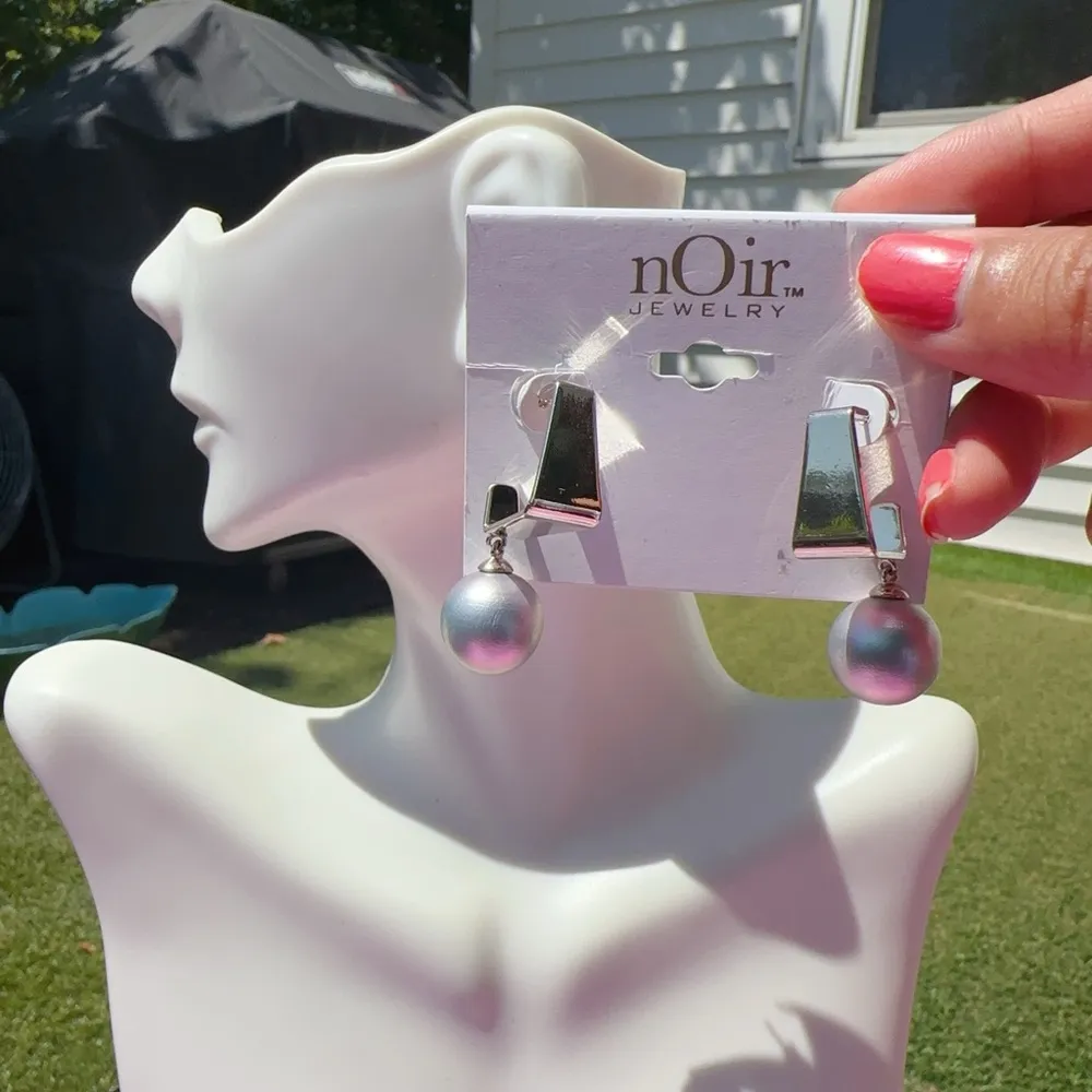 Noir silver tone open diamond square loop silver pearl drop earrings White - Image 2