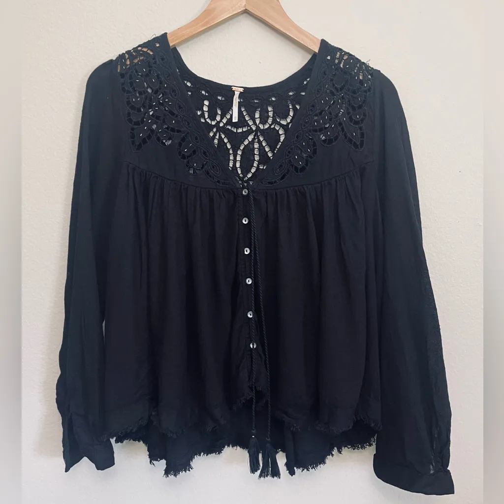 Free People Boho Black Flowy Cutout Lace Detail Beaded Button Front Top sz XS/S - Image 2