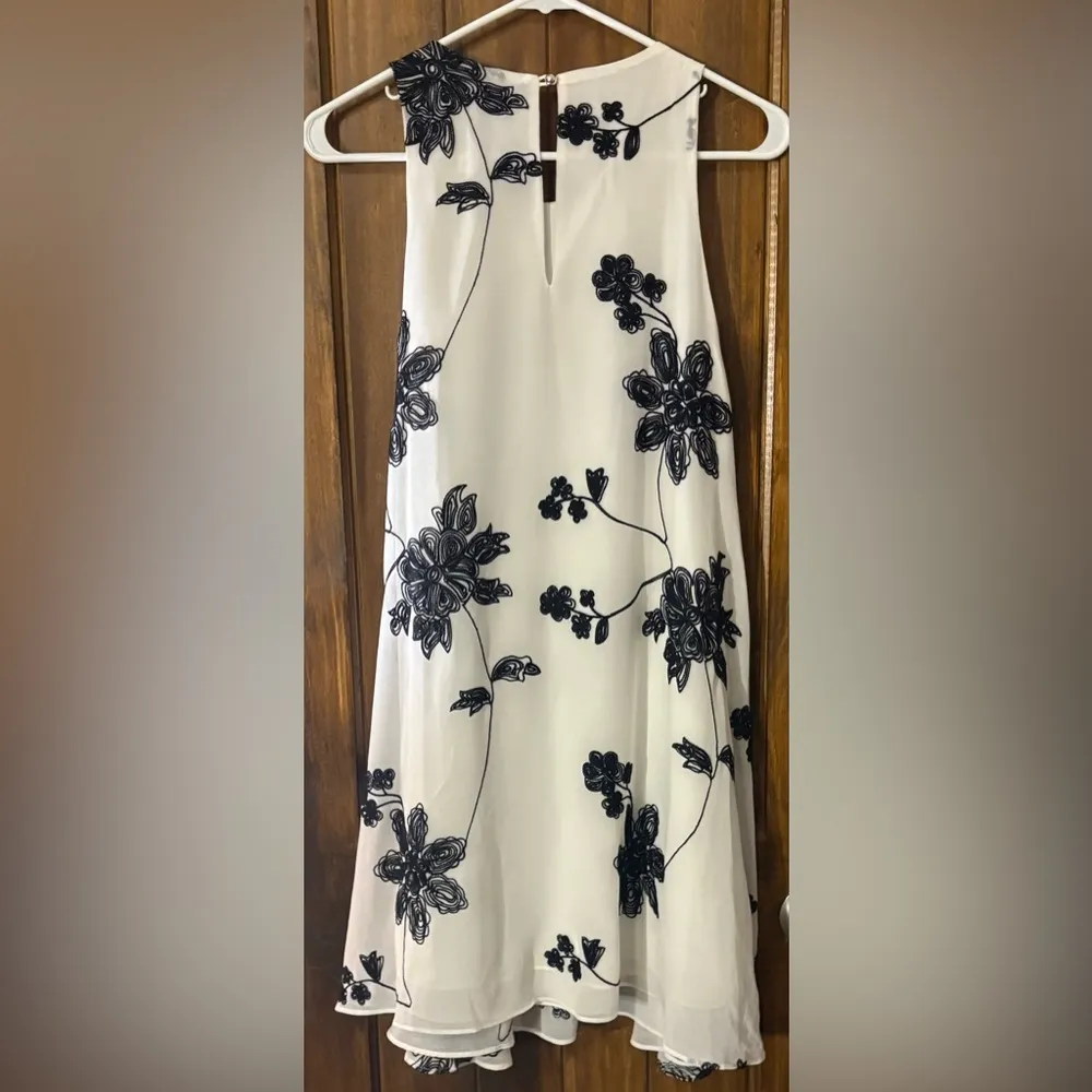 Floral Sleeveless Dress - White and Black - Image 4