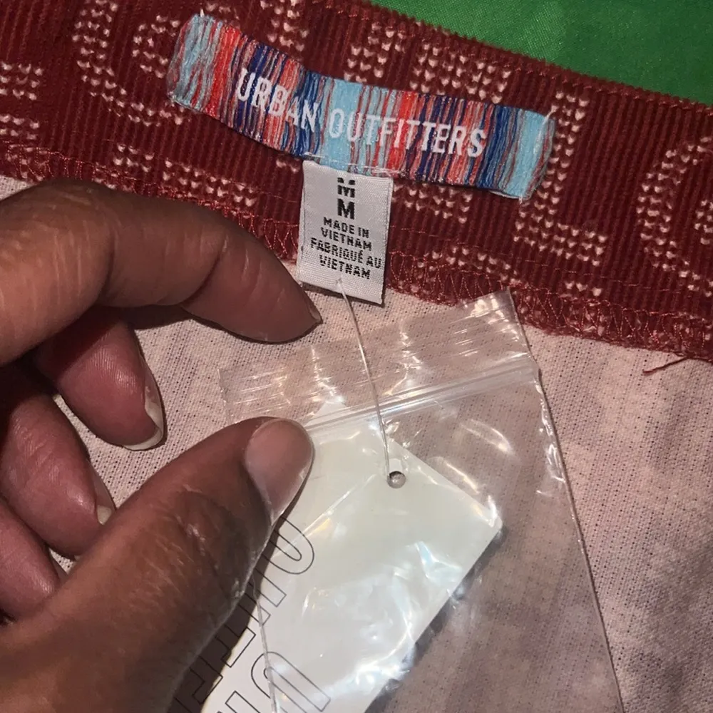 NWT Urban Outfitters Red LOVE Patterned Mini Skirt size Medium- Flaw - Image 7