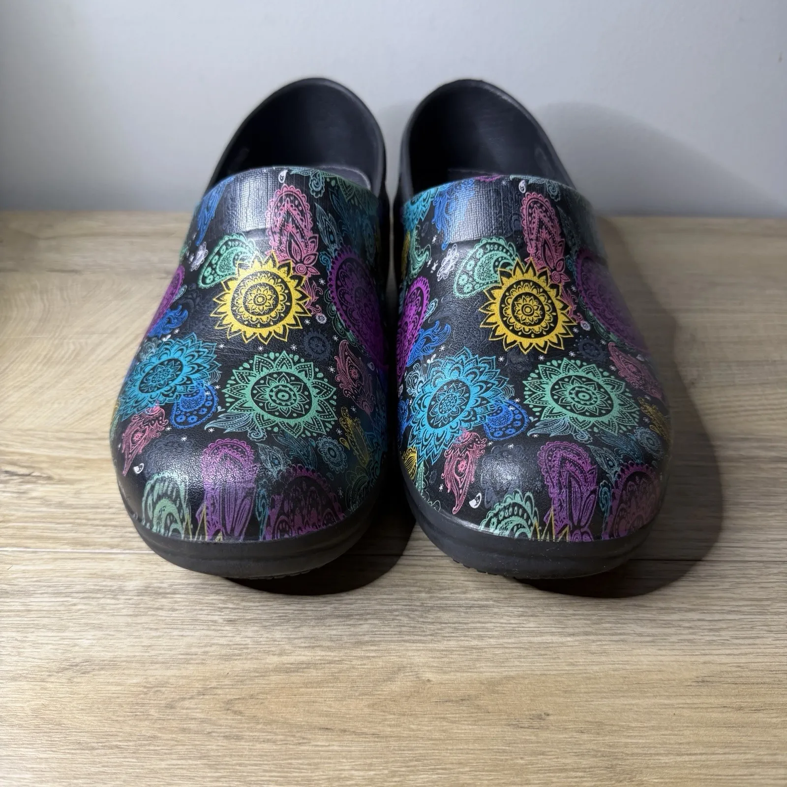 Crocs Neria Pro II Clog Women Size 9 Paisley Floral Slip Resistant Work Shoe - Image 4