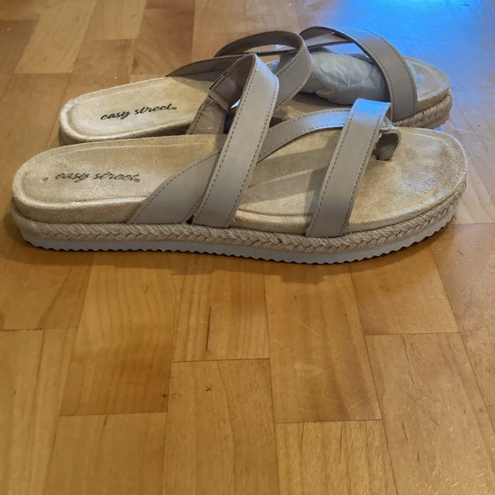 NWOT EASY STREET BIEGE SANDALS 6.5 - Image 4