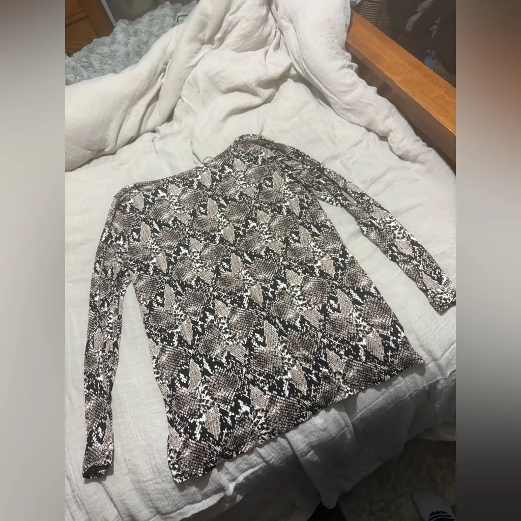 Mario Serrani snake skin print long sleeve NWOT - Image 3