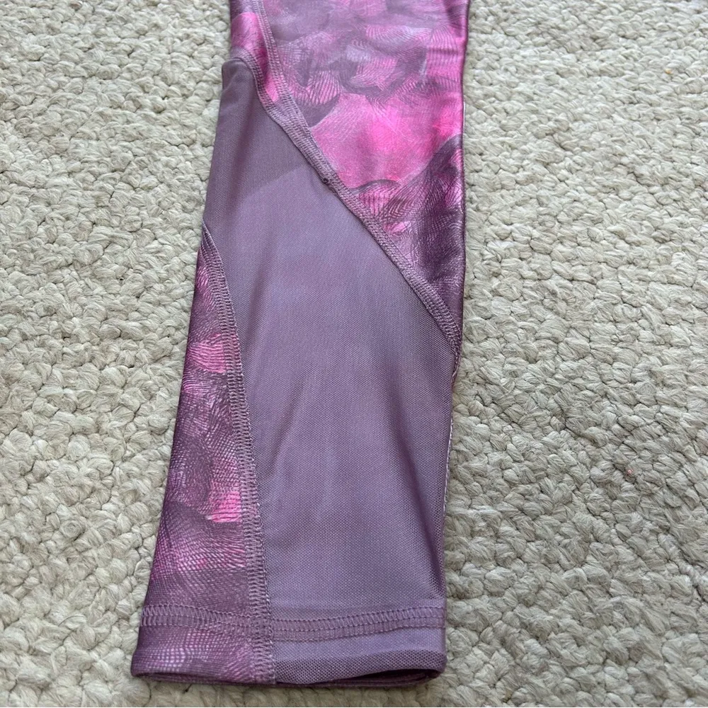 Under Armour Pink And Gray Compression Leggings Women Size XS Athletic Exercise - Image 9