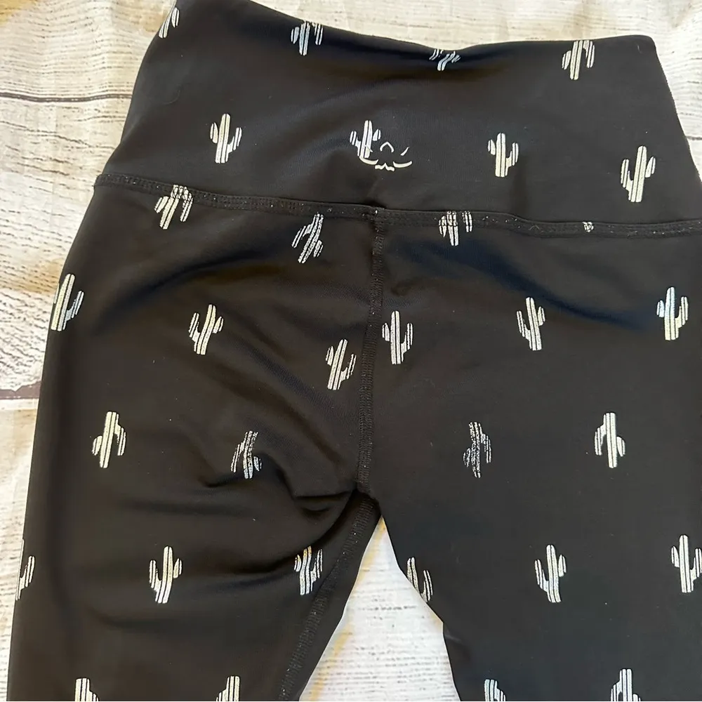 Beyond Yoga size XS black silver saguaro cactus leggings - Image 8