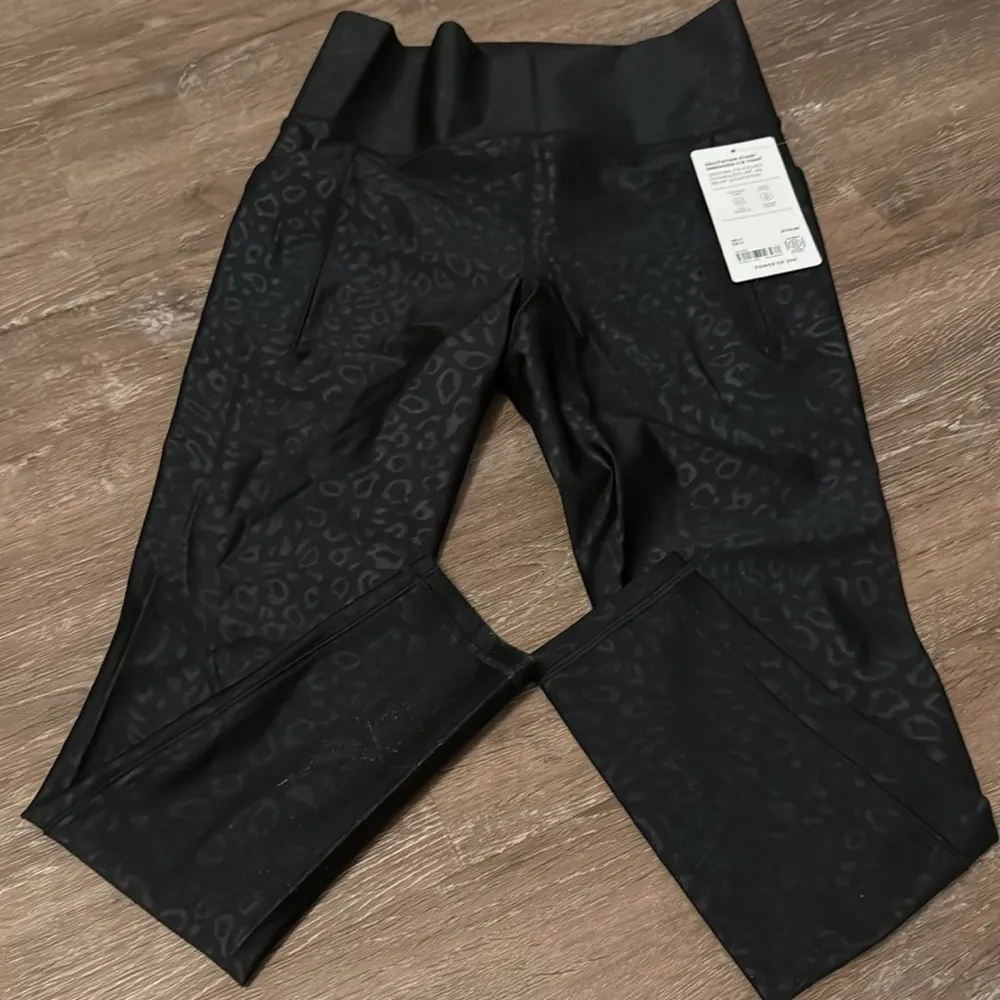 NWT SALUTATION STASH HIGH RISE SHINE EMBOSSED 7/8 LEGGING - Image 2