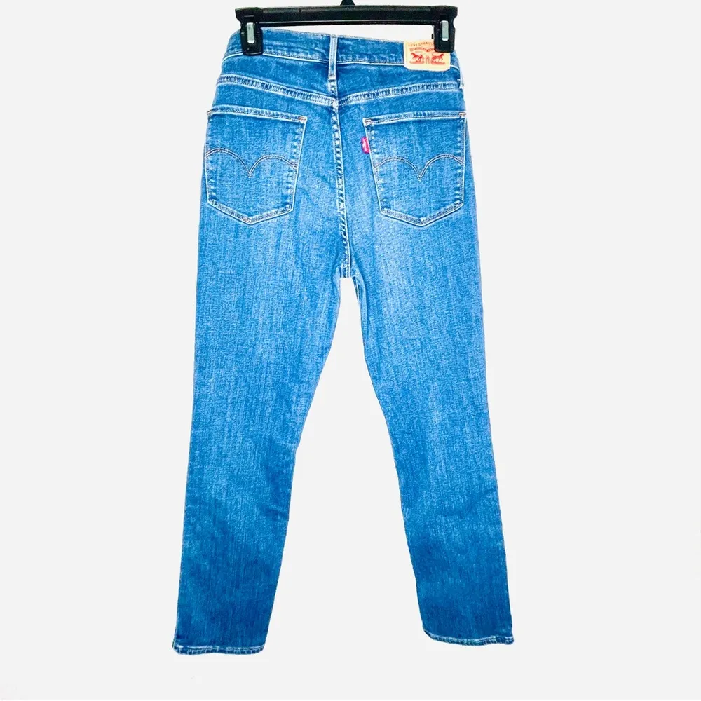 LEVIS 724 HIGH RISE STRAIGHT Jeans zipper and Button Closure Medium Wash - Image 3