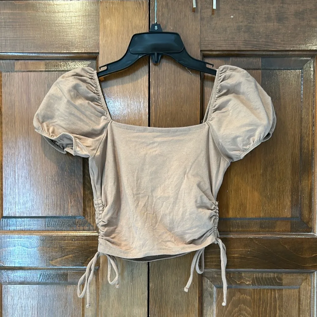 Hollister Side-Cinch Ruched Tan Beige Crop Top Shirt Size Small - Image 3