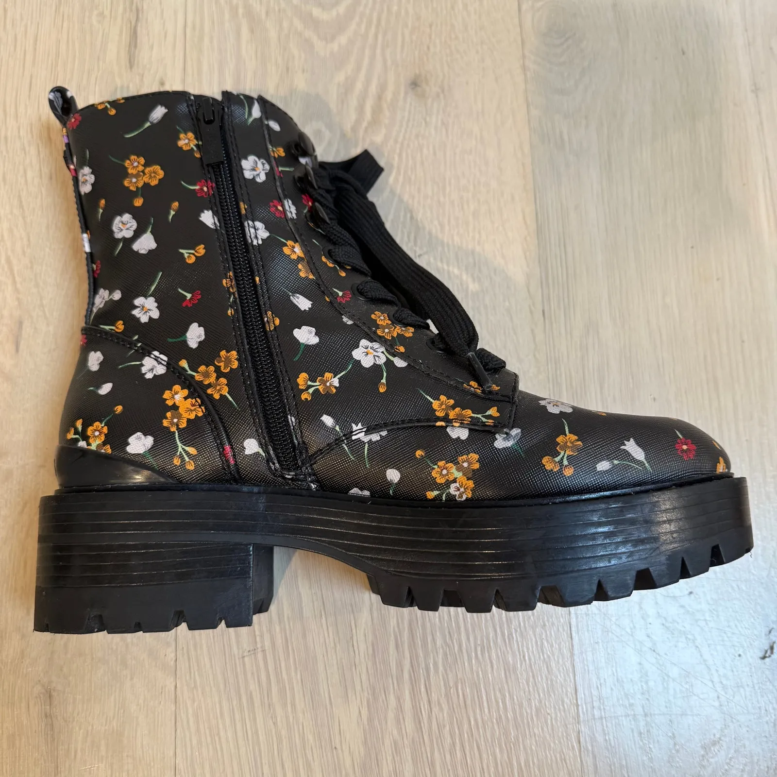 Guess Fearne Floral Black Combat Boots SZ 8.5 Vegan Leather Punk Grunge Emo Y2K - Image 6