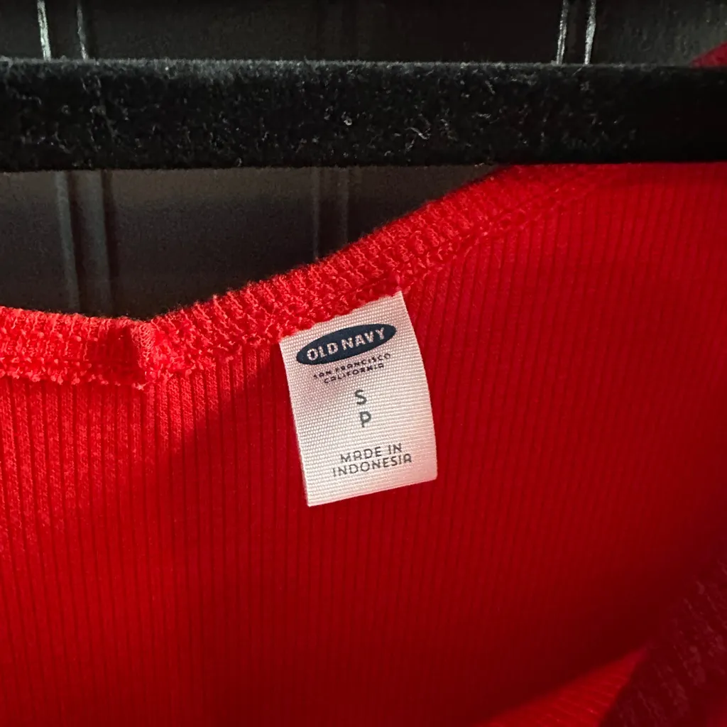 Old Navy Women's Bright Red V-Neck Ribbed 3/4 Sleeve Blouse - Image 3