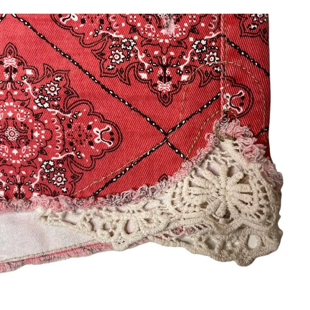 Juniors No Boundaries Cutoff Red Bandana Print Lace Trim Stretch Jean Shorts 11 - Image 3