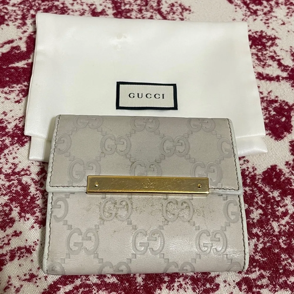 Gucci  Embossed  Leather Compact Wallet - Image 14