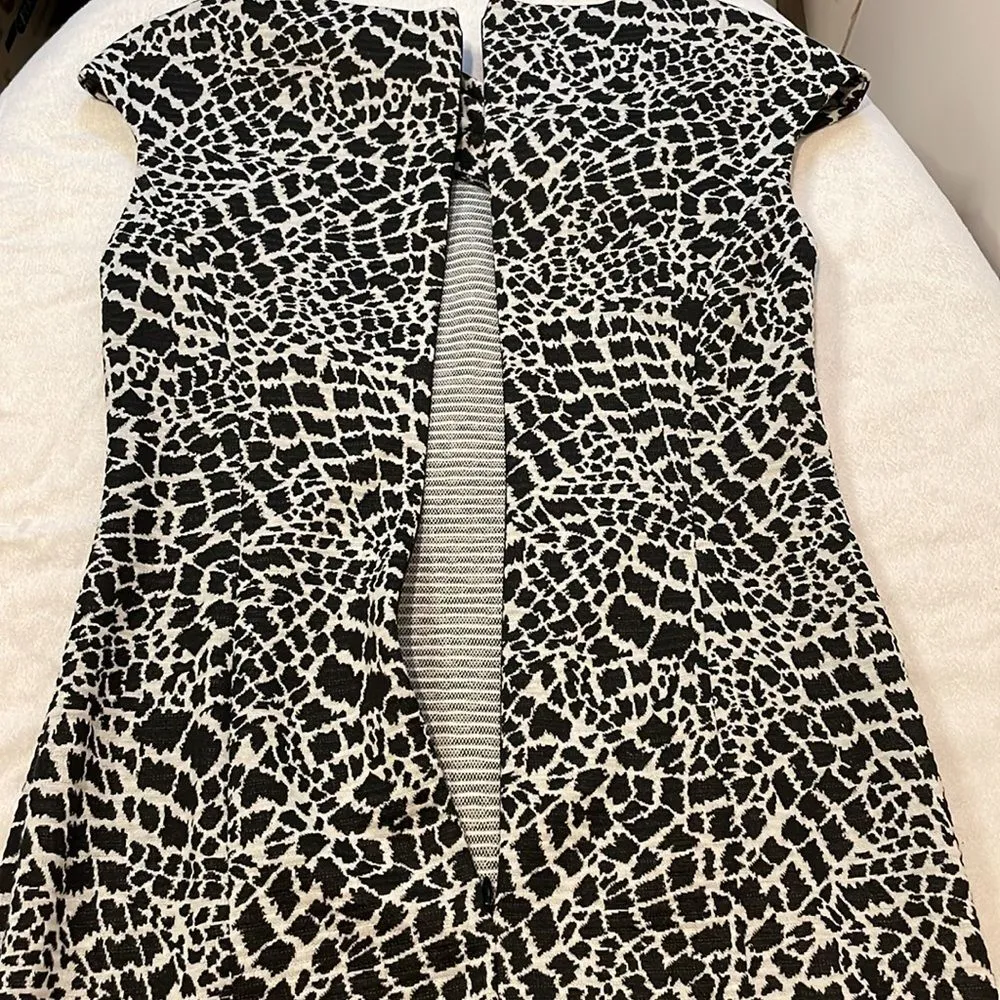 Jones Wear Dress- Black and White Animal Print Woven Knit Sheath Dress- Size 4 - Image 6