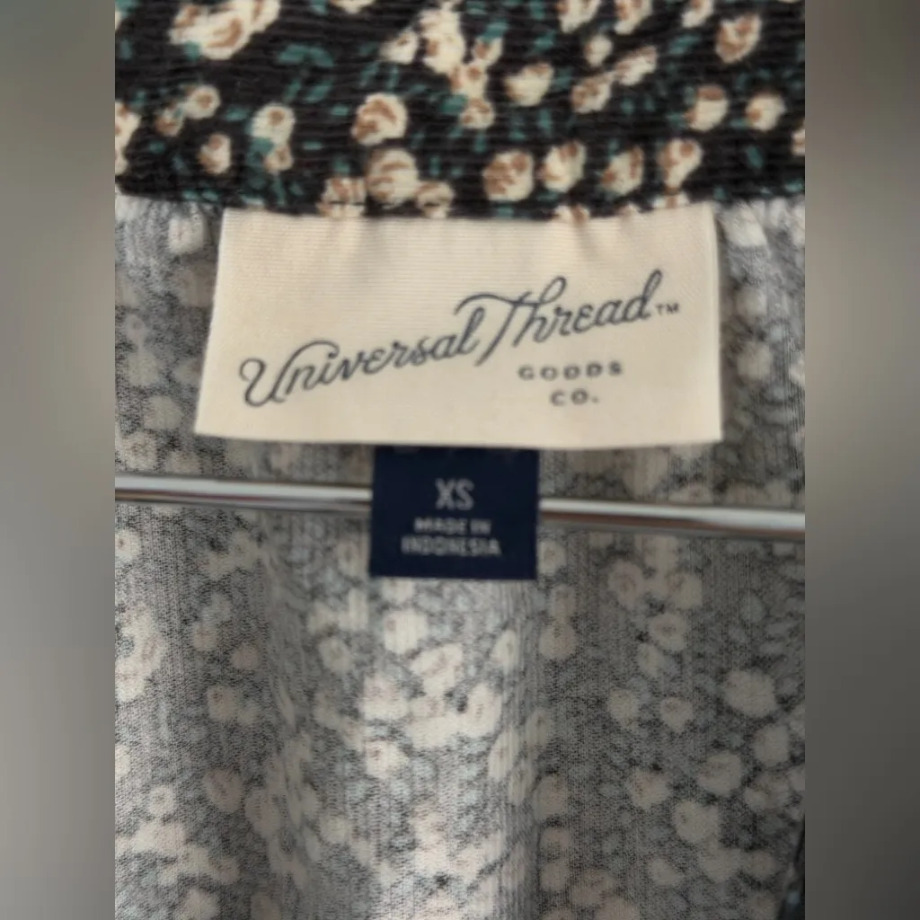 UNIVERSAL THREAD SIZE XSPULLOVER V-NECK TOP DITSY FLORAL MANDARIN COLLAR 2 BUTTN - Image 6