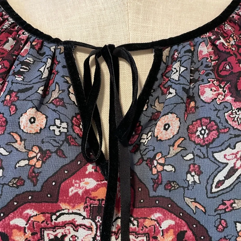 White House Black Market steel blu /maroon floral peasant blouse sz 6 - Image 2