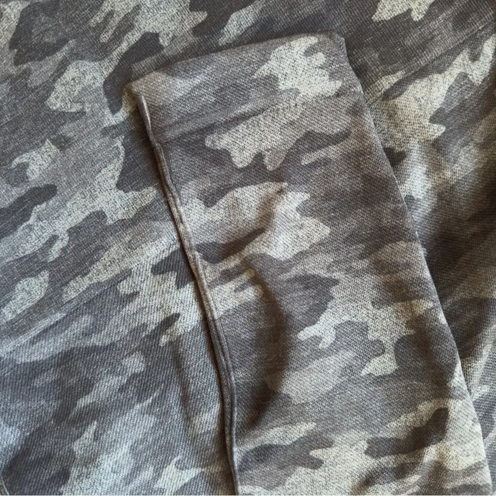 SPANX Gray and Black Camouflage Leggings with High-Rise Waist camo stretch EUC M - Image 3