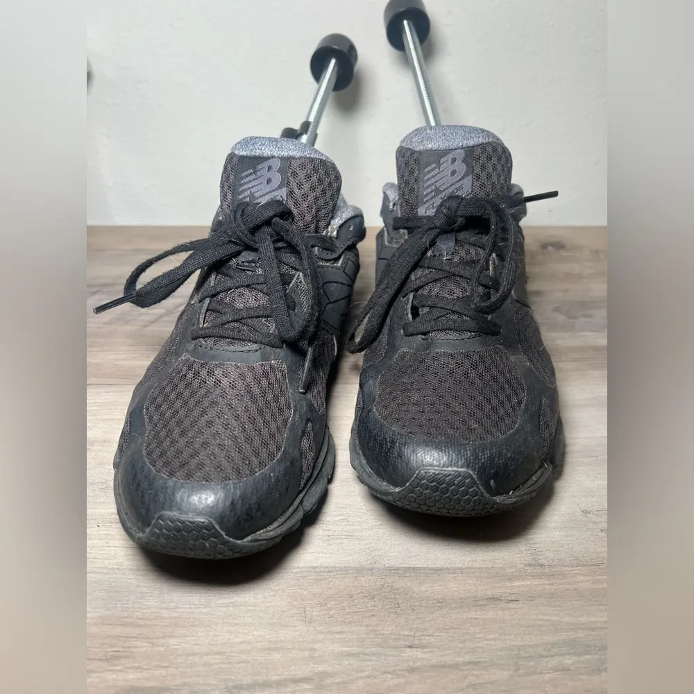 New Balance Women's Black and Grey Athletic Running Sneakers, Size 7.5 - Image 2