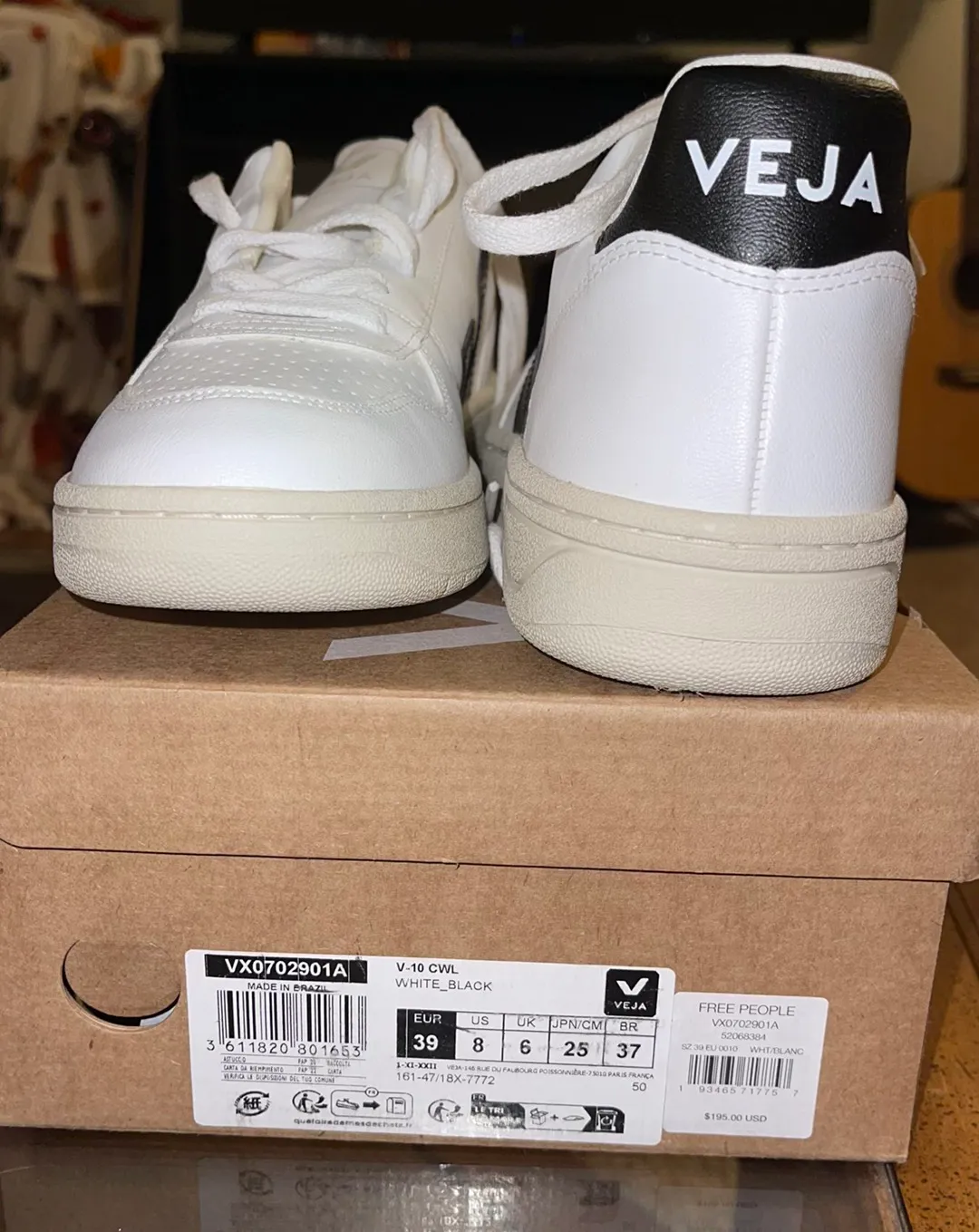 VEJA V-10 Sneakers - Image 2