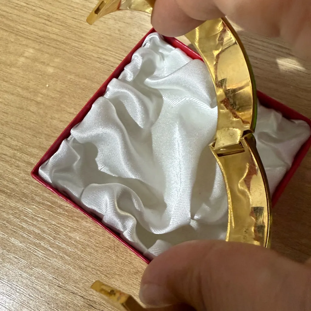 MARC‎ BY MARC JACOBS CREAM ENAMEL GOLD TONED METAL LOGO BANGLE BRACELET 7.5” - Image 5