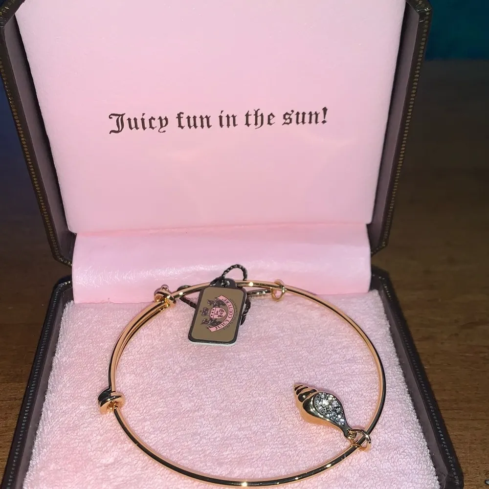 Retro  Pam Gela Gold Seashell Charm Fun in the Sun Bangle Bracelet - Image 6