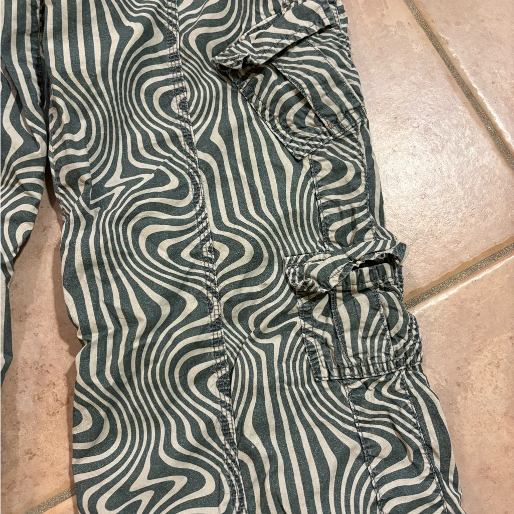 Y2K PRINTED CARGO PANTS - Image 4