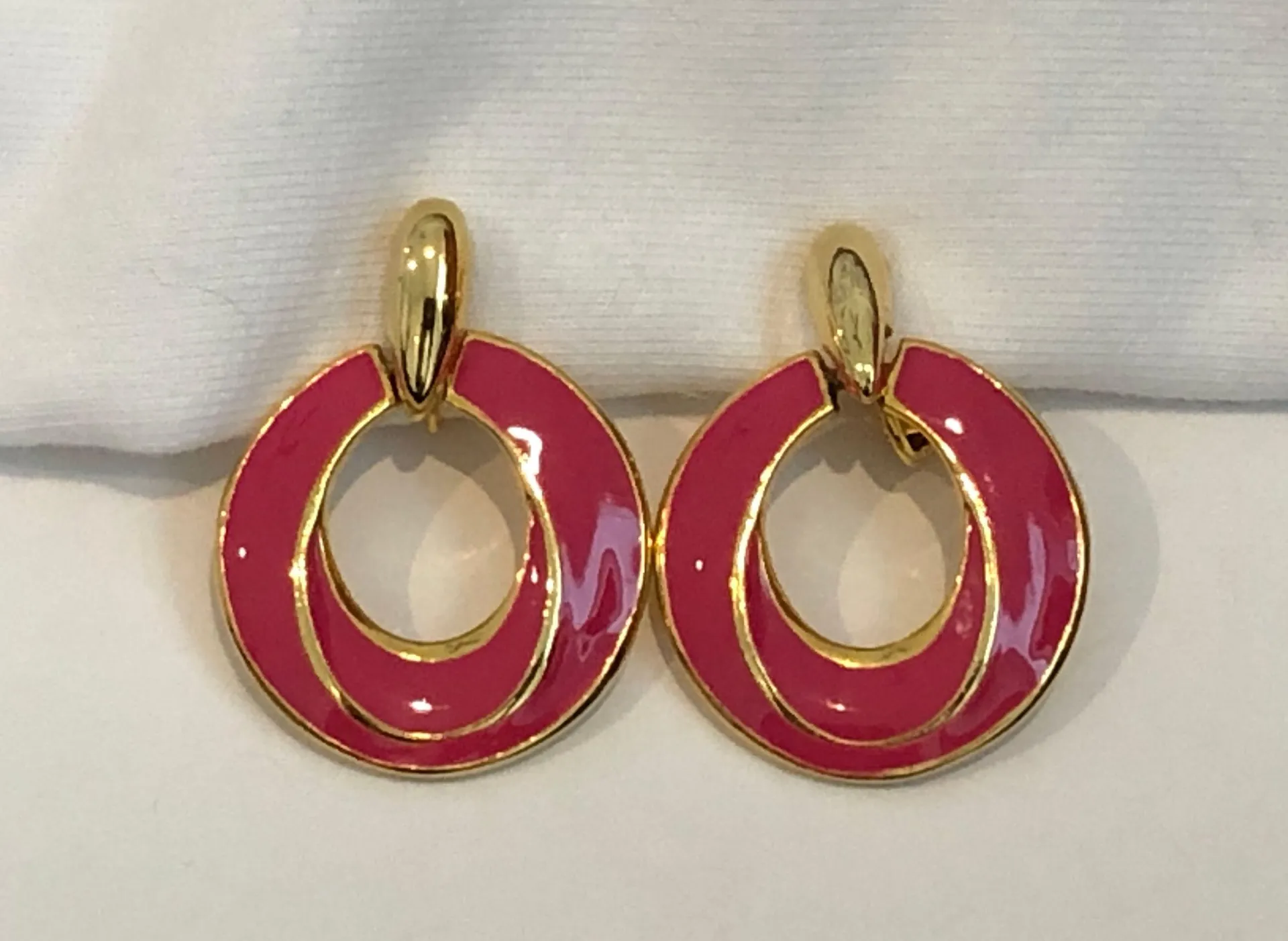 Fabulous Vintage Clip On Earrings Gold Tone E Hot Pink Enamel - Image 2