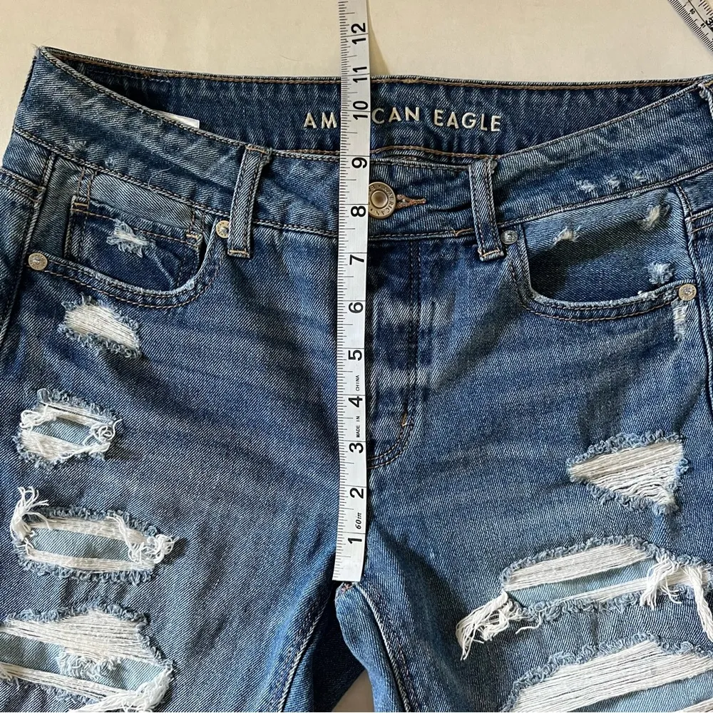 American Eagle tomgirl jeans size 2 distressed patch - Image 15