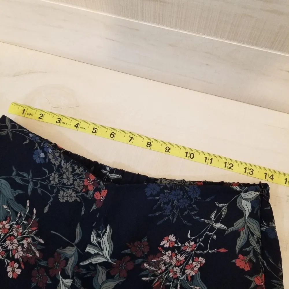 {2} Vince Camuto Navy Floral Pants - Image 10