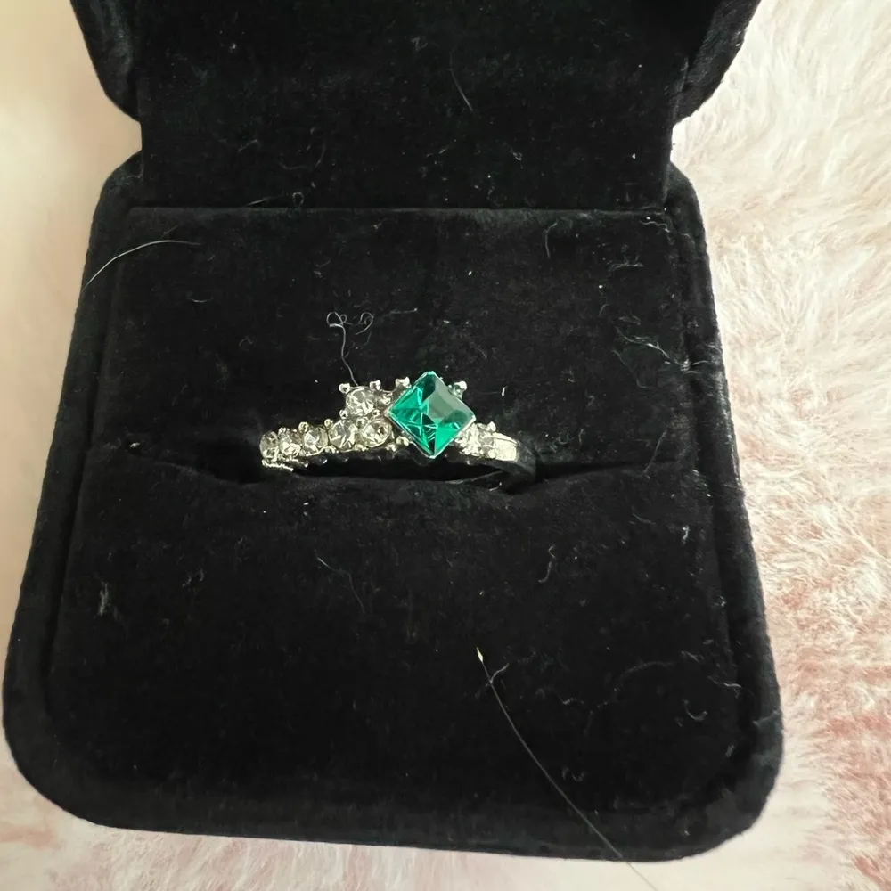 Gorgeous Faux Emerald and CZ Silver Statement Ring Size 7 Green - Image 2