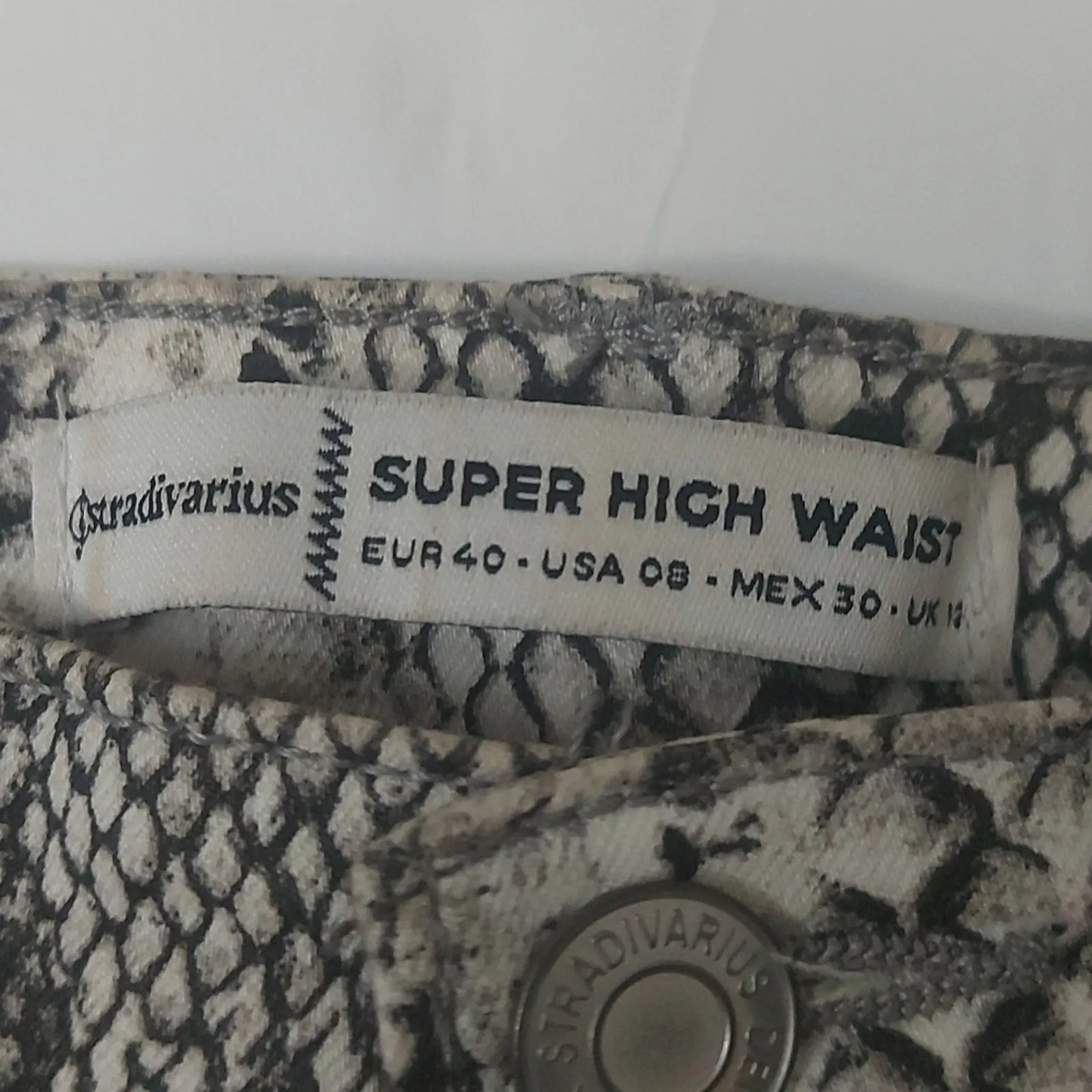 Stradivarius High Rise Snakeskin Print Skinny Jean US 8 White/Gray Casual Boho - Image 9