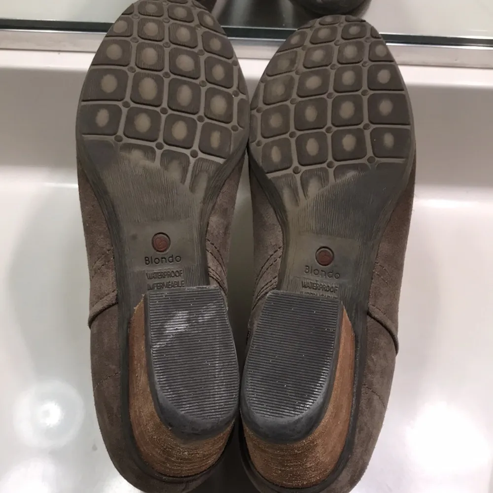 Blondo Women’s Leather Suede Waterproof Taupe Stacked Heel Booties Boots - Image 11