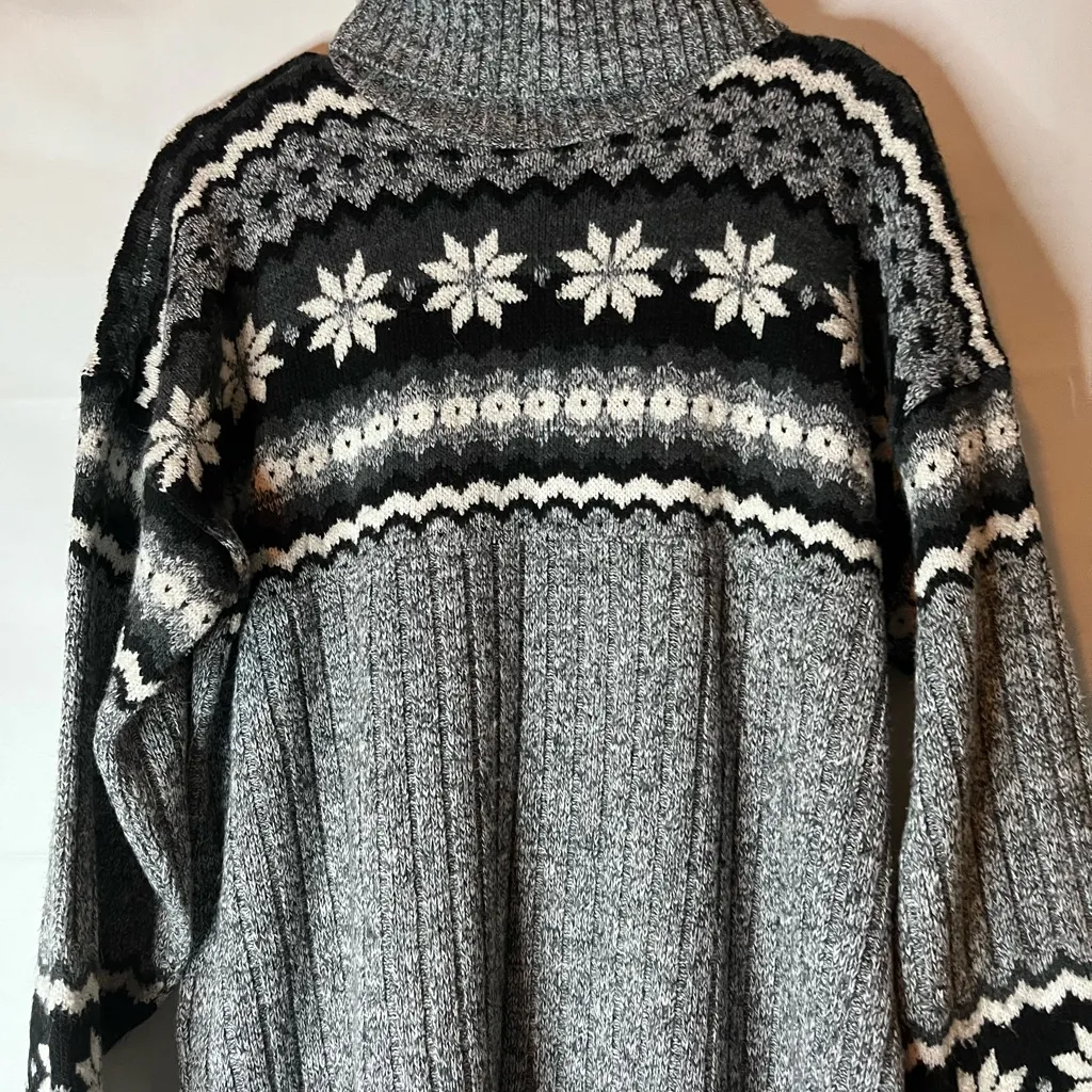 Chic Black and Gray Women's Turtleneck Sweater Size M - Image 2